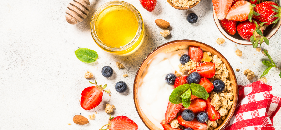 Greek Yogurt with Honey and Berries: Creamy, Sweet, and Antioxidant-Rich