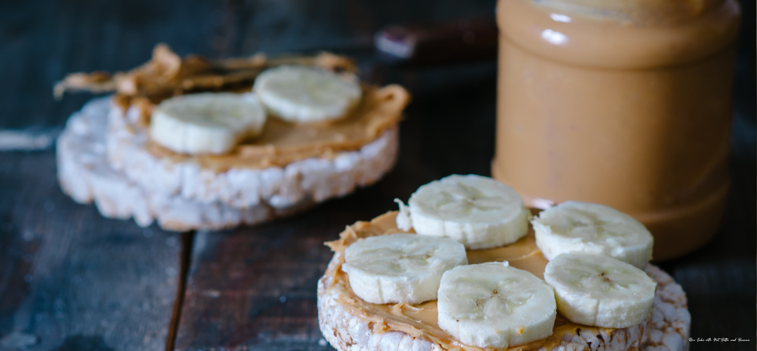 Rice Cakes with Nut Butter and Banana: Light and Satisfying