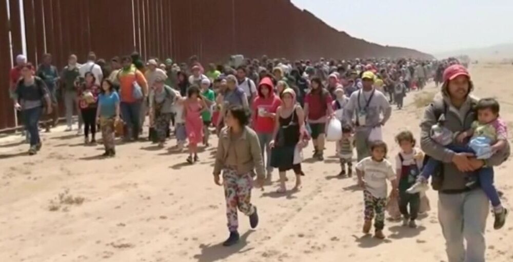 A long queue of migrants near the border.