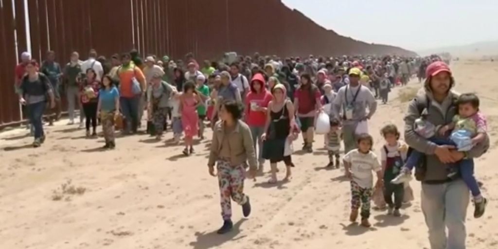 A long queue of migrants near the border.