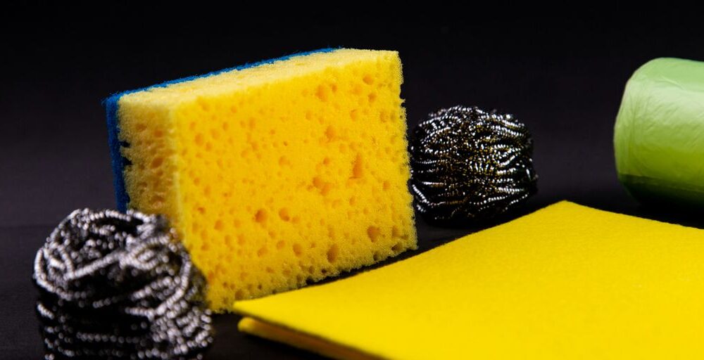 yellow sponge between two steel wools