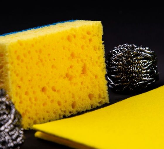 yellow sponge between two steel wools
