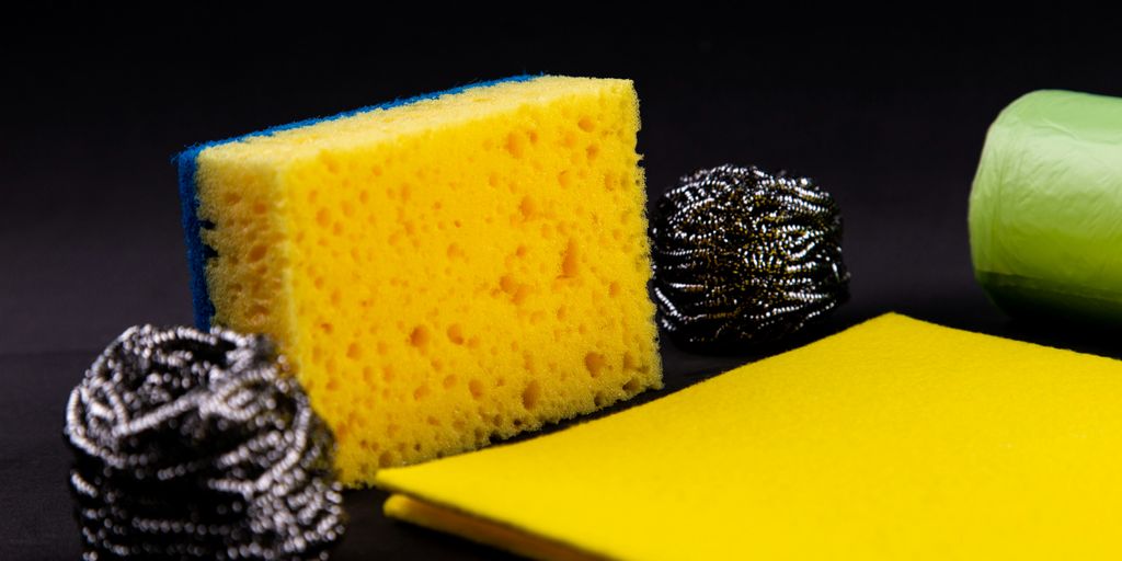 yellow sponge between two steel wools